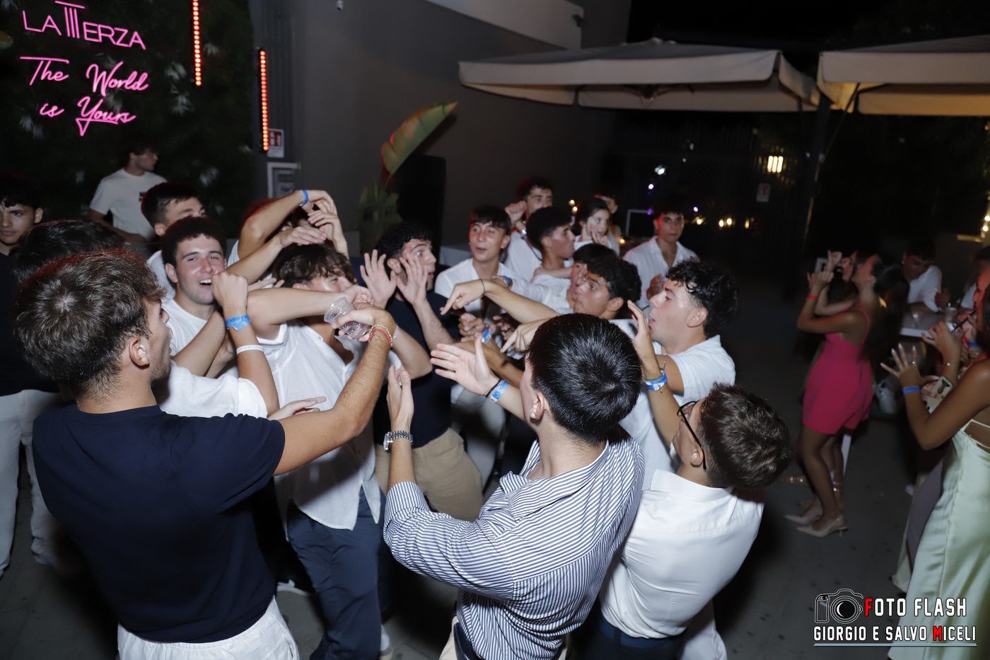 Guests dancing shoulder to shoulder at La Terza in San Leone, Sicily