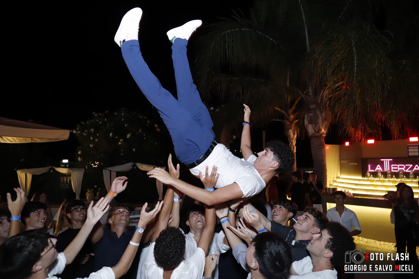 A guest lifted above the crowd at La Terza in San Leone, Sicily